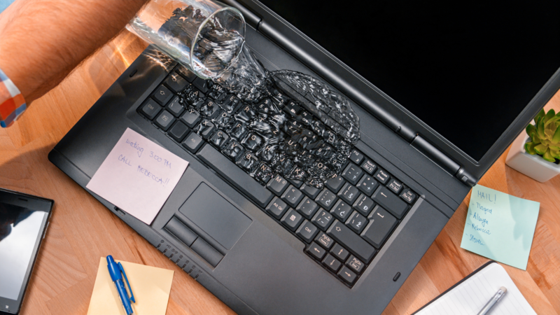 Cosa fare quando un laptop viene a contatto con l’acqua?